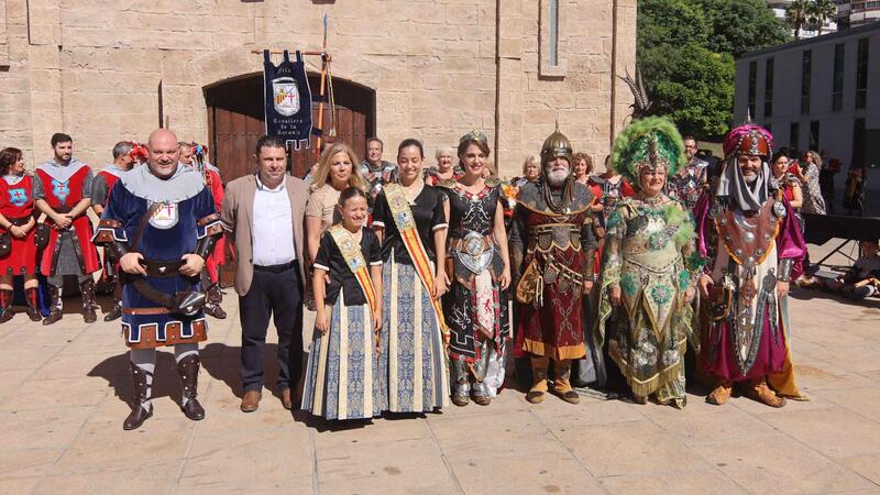 Los Moros y Cristianos ofrendan a San Jaime Apóstol tras el Parlamento de paz