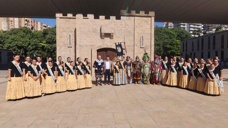 Los Moros y Cristianos ofrendan a San Jaime Apóstol tras el Parlamento de paz