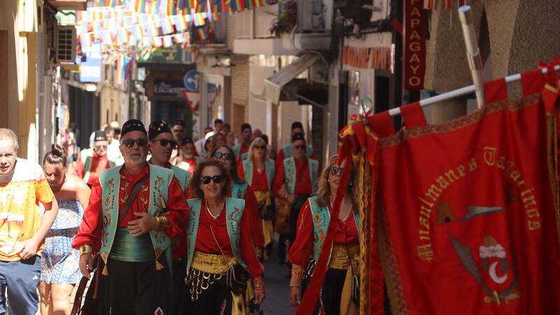 Los Moros y Cristianos ofrendan a San Jaime Apóstol tras el Parlamento de paz