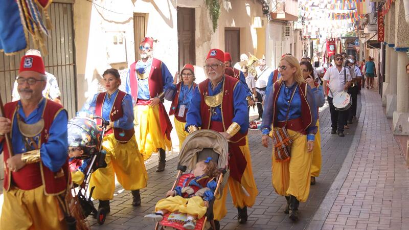Los Moros y Cristianos ofrendan a San Jaime Apóstol tras el Parlamento de paz