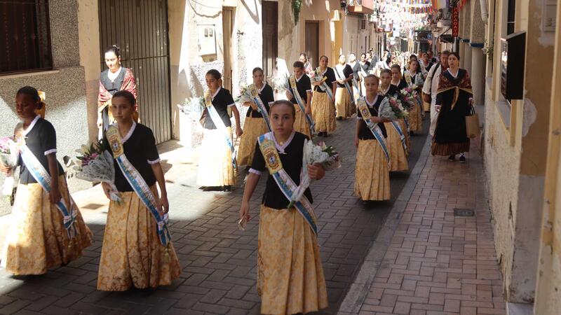 Los Moros y Cristianos ofrendan a San Jaime Apóstol tras el Parlamento de paz