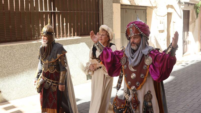 Los Moros y Cristianos ofrendan a San Jaime Apóstol tras el Parlamento de paz