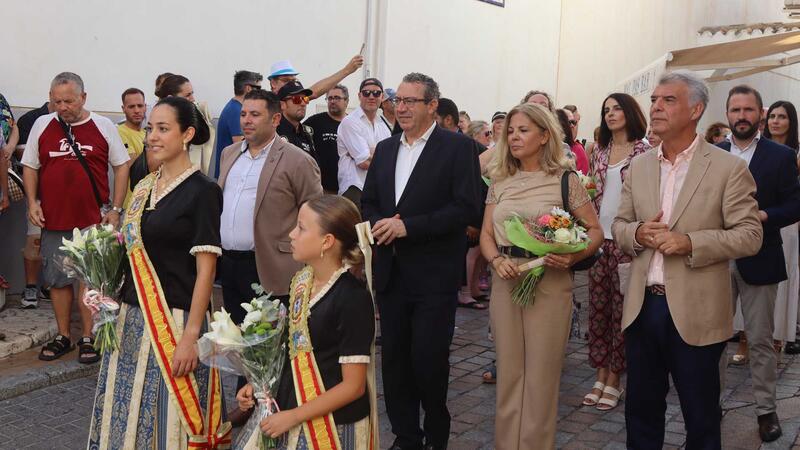 Los Moros y Cristianos ofrendan a San Jaime Apóstol tras el Parlamento de paz