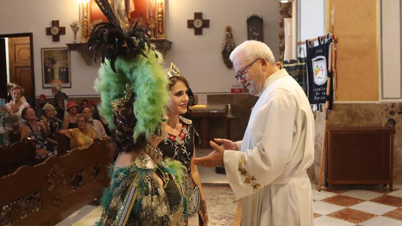 Los Moros y Cristianos ofrendan a San Jaime Apóstol tras el Parlamento de paz