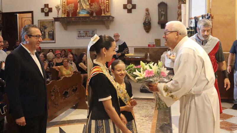 Los Moros y Cristianos ofrendan a San Jaime Apóstol tras el Parlamento de paz