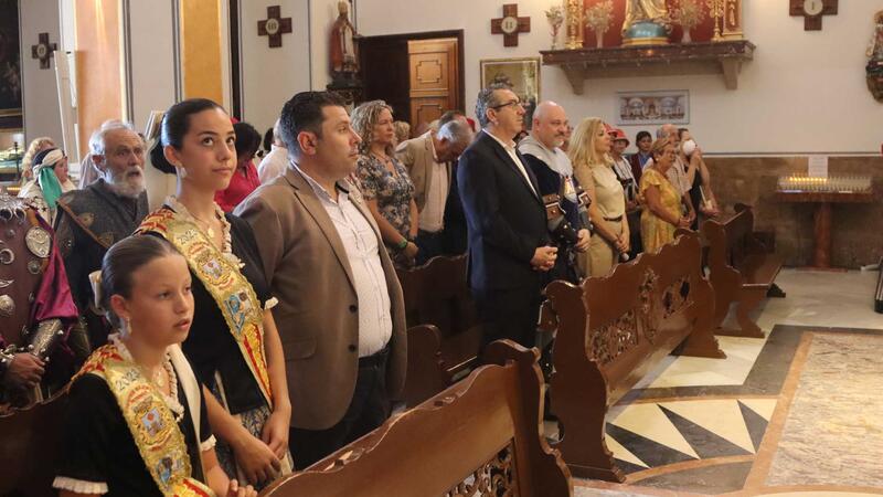 Los Moros y Cristianos ofrendan a San Jaime Apóstol tras el Parlamento de paz