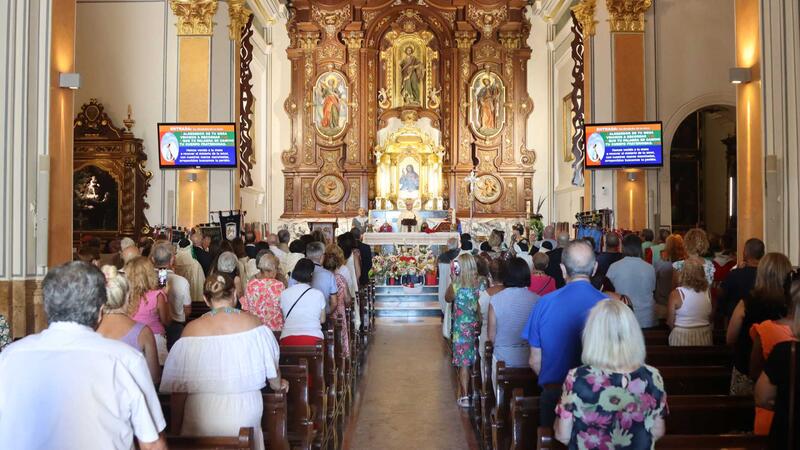 Los Moros y Cristianos ofrendan a San Jaime Apóstol tras el Parlamento de paz