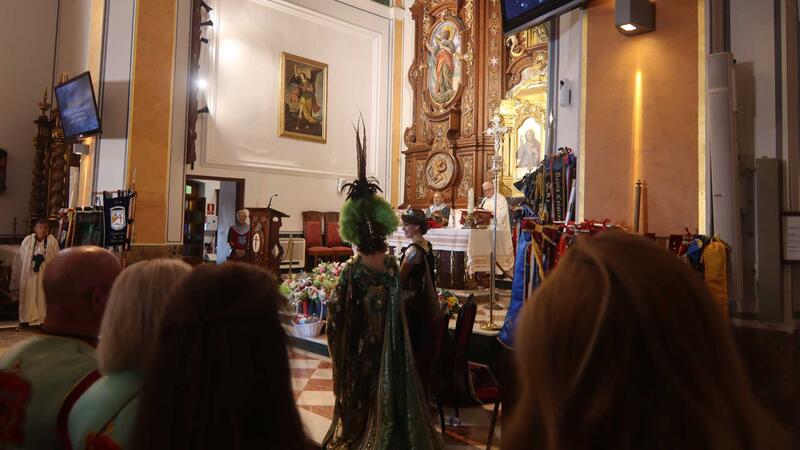 Los Moros y Cristianos ofrendan a San Jaime Apóstol tras el Parlamento de paz
