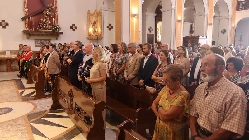 Los Moros y Cristianos ofrendan a San Jaime Apóstol tras el Parlamento de paz
