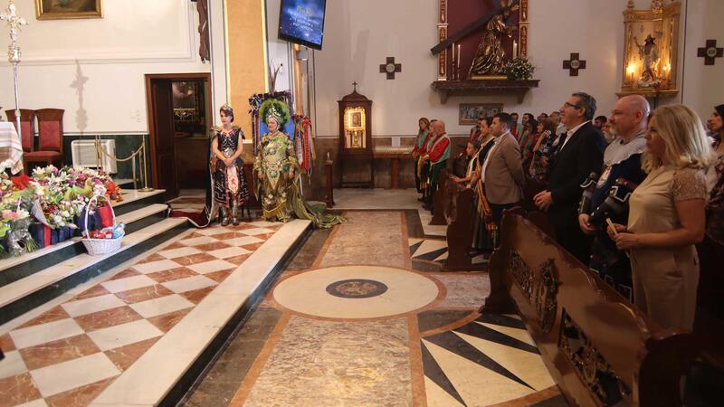Los Moros y Cristianos ofrendan a San Jaime Apóstol tras el Parlamento de paz