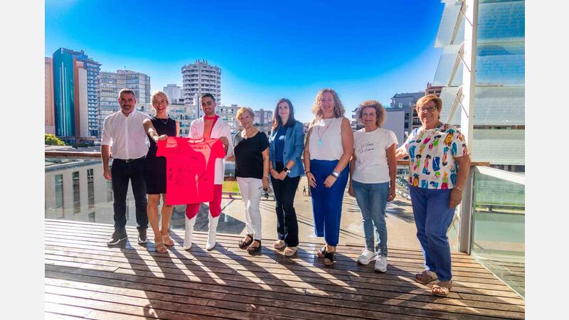 Anémona presenta la seua samarreta solidària de la marxa contra el càncer de mama del 22 d