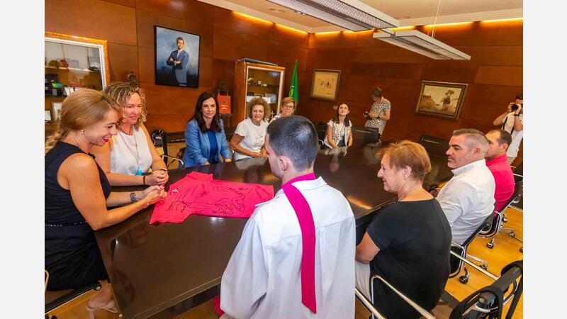 Anémona presenta la seua samarreta solidària de la marxa contra el càncer de mama del 22 d