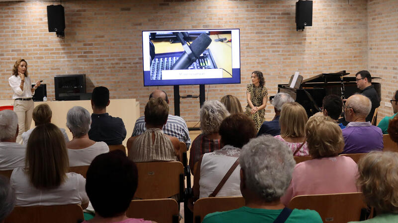 El recital-conferencia ‘Un viaje por los sentidos’ conquista al público en el Centro Cultural