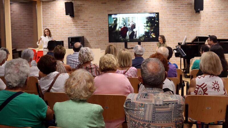 El recital-conferencia ‘Un viaje por los sentidos’ conquista al público en el Centro Cultural