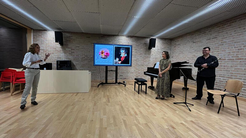 El recital-conferencia ‘Un viaje por los sentidos’ conquista al público en el Centro Cultural