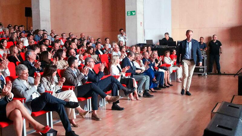The mayor of Benidorm supports Club Opinión in the celebration of its 15th anniversary