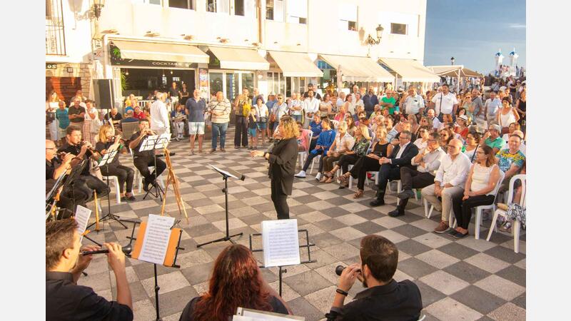 La xirimita i les danses tradicionals prenen el Castell de Benidorm