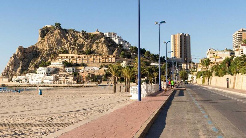 Benidorm renueva la canalización del alumbrado público y los servicios municipales en la playa de Poniente