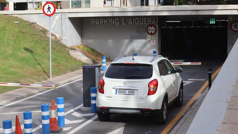 El parking de l’Aigüera incorpora en su exterior nuevos elementos tecnológicos de información sobre el número de plazas disponibles 