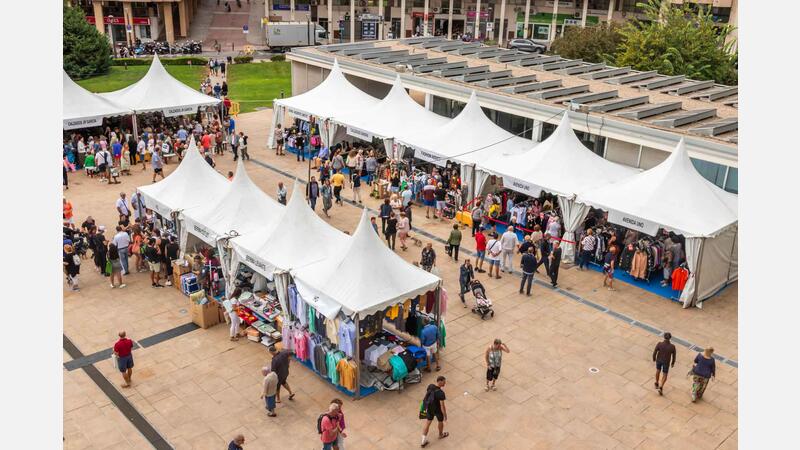 La X Feria Outlet arranca en Benidorm con una veintena de comercios y elevada participación de público 