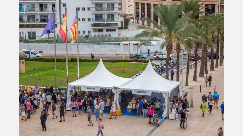 La X Feria Outlet arranca en Benidorm con una veintena de comercios y elevada participación de público 