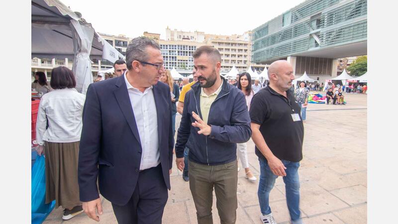 La X Feria Outlet arranca en Benidorm con una veintena de comercios y elevada participación de público 