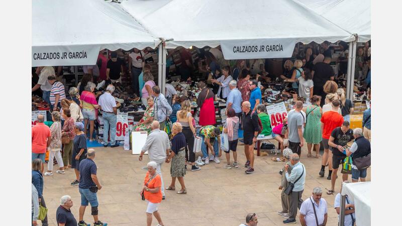 La X Feria Outlet arranca en Benidorm con una veintena de comercios y elevada participación de público 