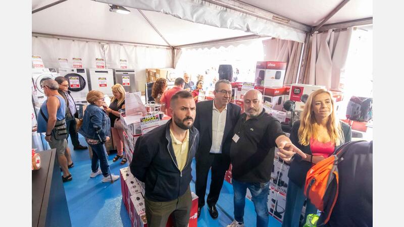 La X Feria Outlet arranca en Benidorm con una veintena de comercios y elevada participación de público 