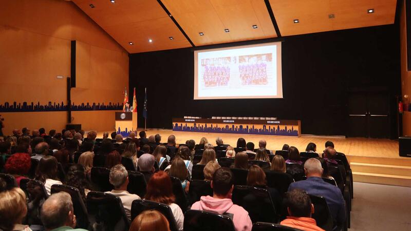 La Comissió presenta el Llibre de les Festes Majors Patronals en un Salón de Actos municipal abarrotado