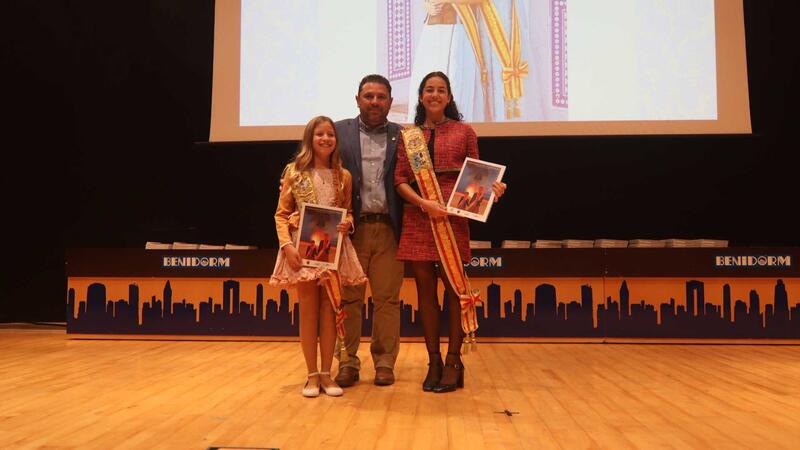 La Comissió presenta el Llibre de les Festes Majors Patronals en un Salón de Actos municipal abarrotado