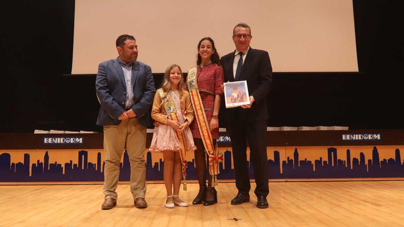 La Comissió presenta el Llibre de les Festes Majors Patronals en un Salón de Actos municipal abarrotado