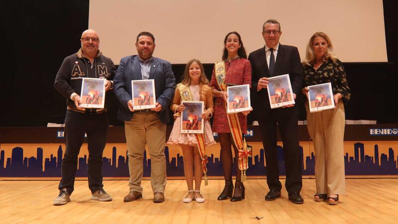La Comissió presenta el Llibre de les Festes Majors Patronals en un Salón de Actos municipal abarrotado