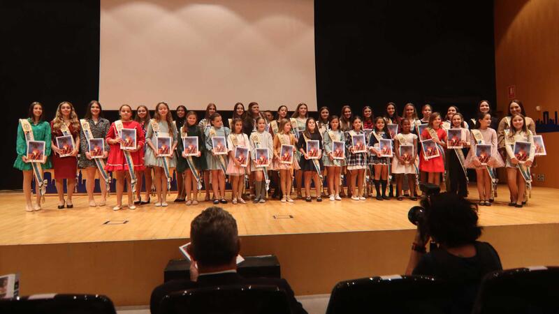 La Comissió presenta el Llibre de les Festes Majors Patronals en un Salón de Actos municipal abarrotado