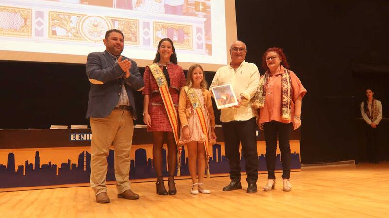 La Comissió presenta el Llibre de les Festes Majors Patronals en un Salón de Actos municipal abarrotado