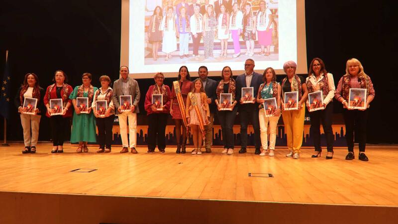 La Comissió presenta el Llibre de les Festes Majors Patronals en un Salón de Actos municipal abarrotado