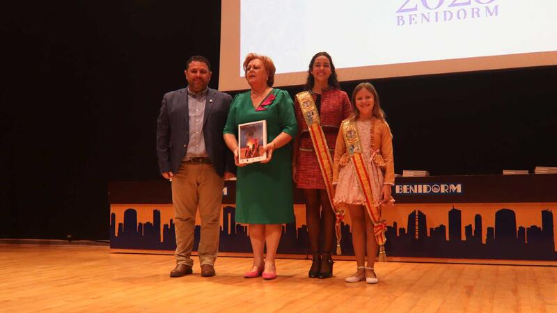 La Comissió presenta el Llibre de les Festes Majors Patronals en un Salón de Actos municipal abarrotado