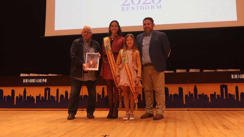 La Comissió presenta el Llibre de les Festes Majors Patronals en un Salón de Actos municipal abarrotado