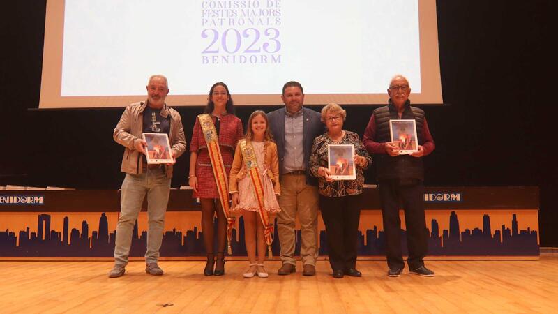 La Comissió presenta el Llibre de les Festes Majors Patronals en un Salón de Actos municipal abarrotado