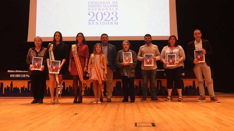 La Comissió presenta el Llibre de les Festes Majors Patronals en un Salón de Actos municipal abarrotado