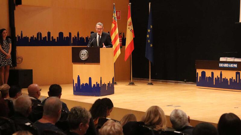La Comissió presenta el Llibre de les Festes Majors Patronals en un Salón de Actos municipal abarrotado