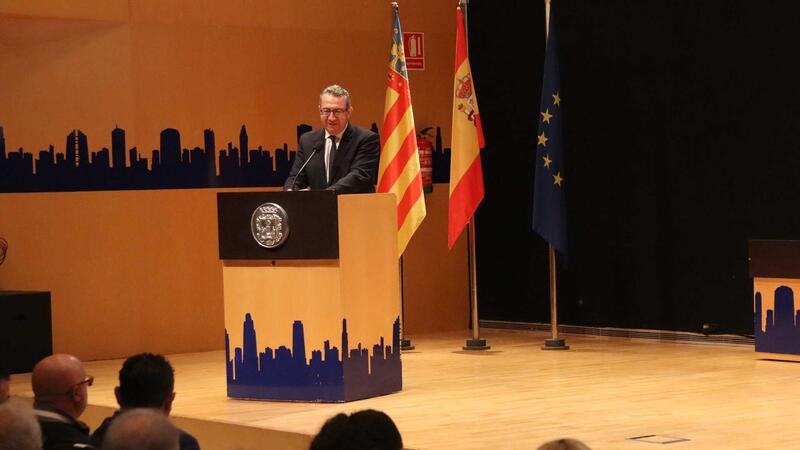 La Comissió presenta el Llibre de les Festes Majors Patronals en un Salón de Actos municipal abarrotado