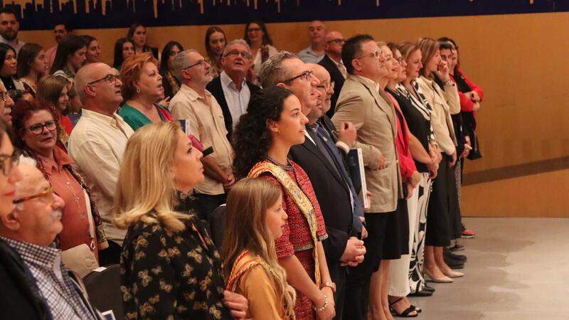 La Comissió presenta el Llibre de les Festes Majors Patronals en un Salón de Actos municipal abarrotado
