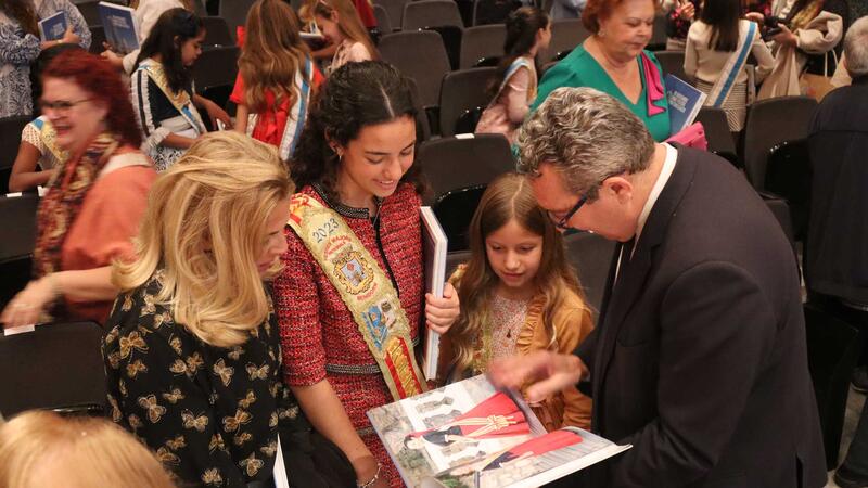 La Comissió presenta el Llibre de les Festes Majors Patronals en un Salón de Actos municipal abarrotado