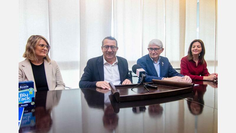 El Rotary Club de Benidorm entrega a la agrupación local de AMPAs 10.000 euros en material de papelería para escolares vulnerables