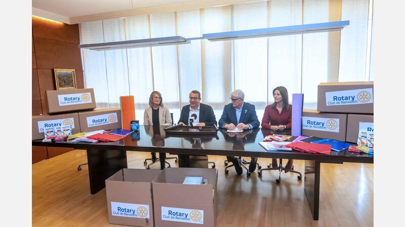 El Rotary Club de Benidorm entrega a la agrupación local de AMPAs 10.000 euros en material de papelería para escolares vulnerables