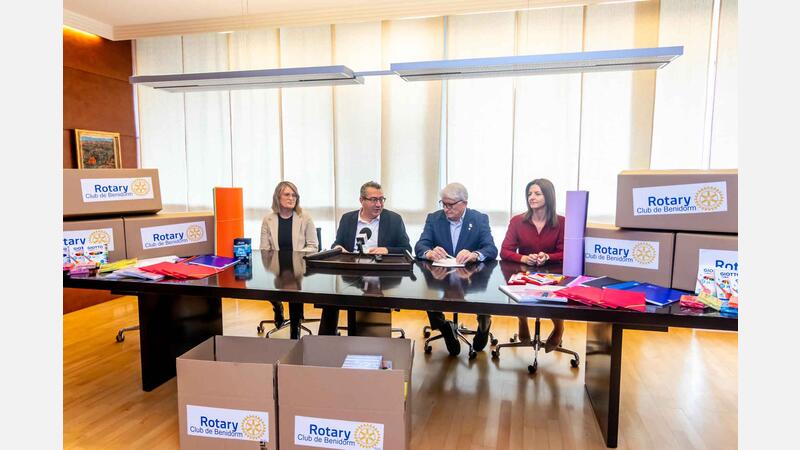 El Rotary Club de Benidorm entrega a la agrupación local de AMPAs 10.000 euros en material de papelería para escolares vulnerables