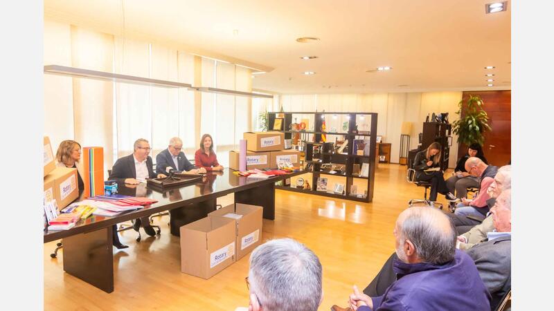 El Rotary Club de Benidorm entrega a la agrupación local de AMPAs 10.000 euros en material de papelería para escolares vulnerables