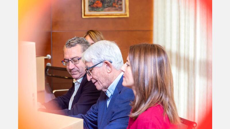 El Rotary Club de Benidorm entrega a la agrupación local de AMPAs 10.000 euros en material de papelería para escolares vulnerables