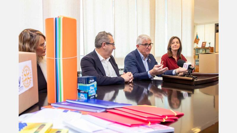 El Rotary Club de Benidorm entrega a la agrupación local de AMPAs 10.000 euros en material de papelería para escolares vulnerables