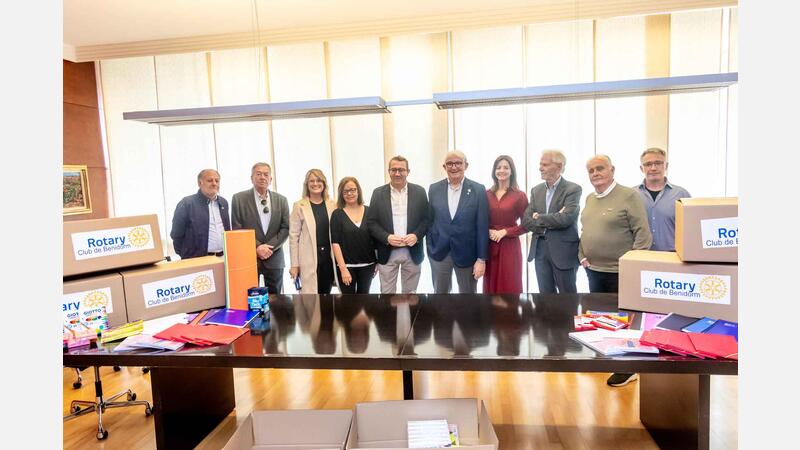 El Rotary Club de Benidorm entrega a la agrupación local de AMPAs 10.000 euros en material de papelería para escolares vulnerables